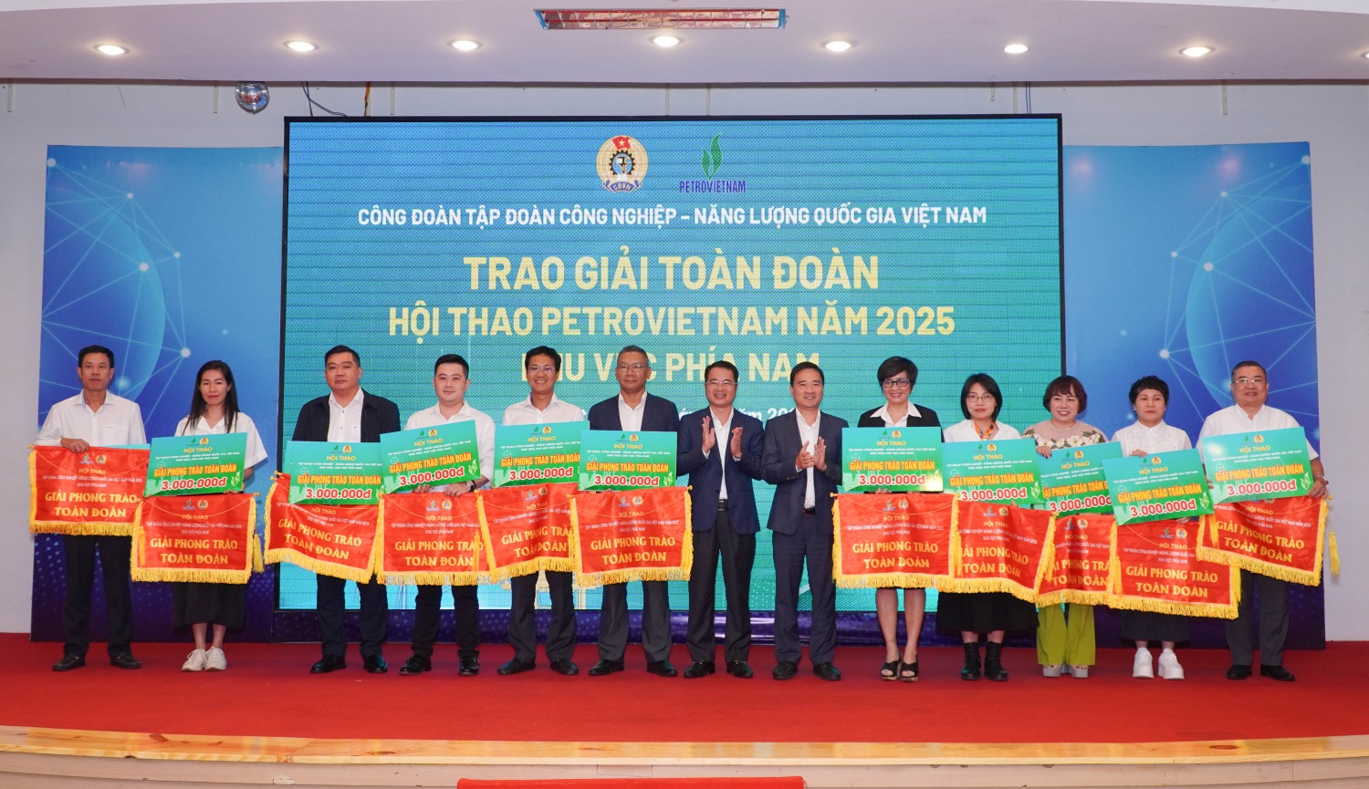 Khen thưởng các đoàn đạt thành tích tại Hội thao Petrovietnam 2025 khu vực phía Nam