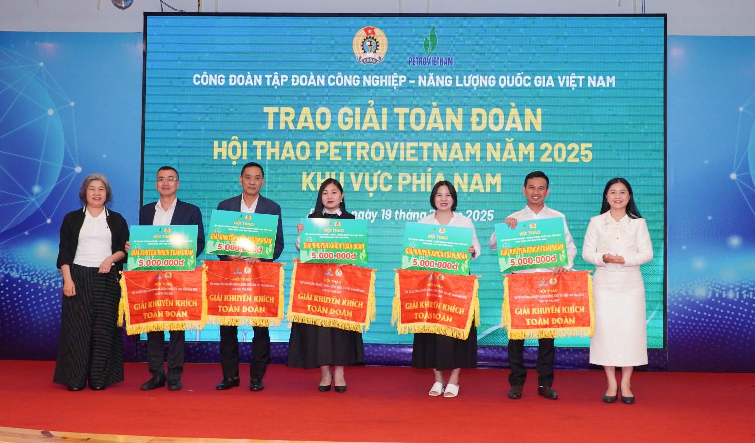Khen thưởng các đoàn đạt thành tích tại Hội thao Petrovietnam 2025 khu vực phía Nam