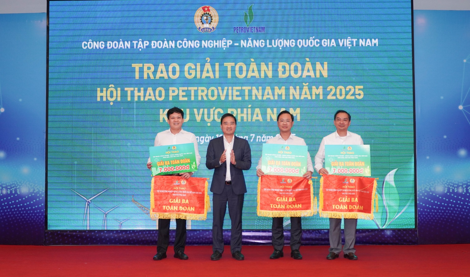 Khen thưởng các đoàn đạt thành tích tại Hội thao Petrovietnam 2025 khu vực phía Nam