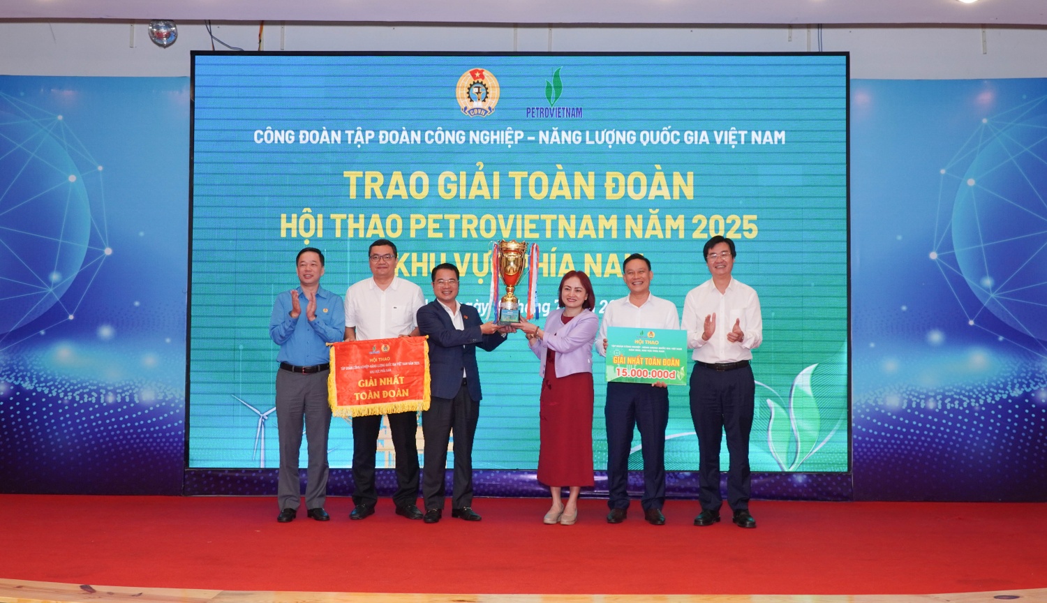 Khen thưởng các đoàn đạt thành tích tại Hội thao Petrovietnam 2025 khu vực phía Nam