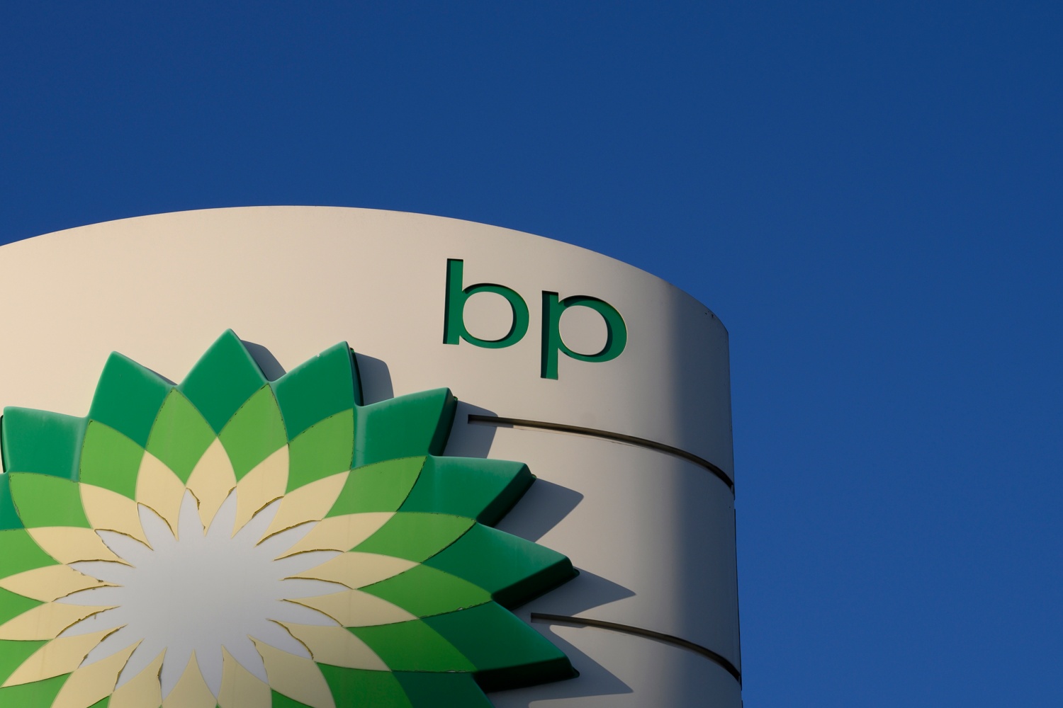 Thấy gì từ các vụ sáp nhập trong ngành dầu khí?