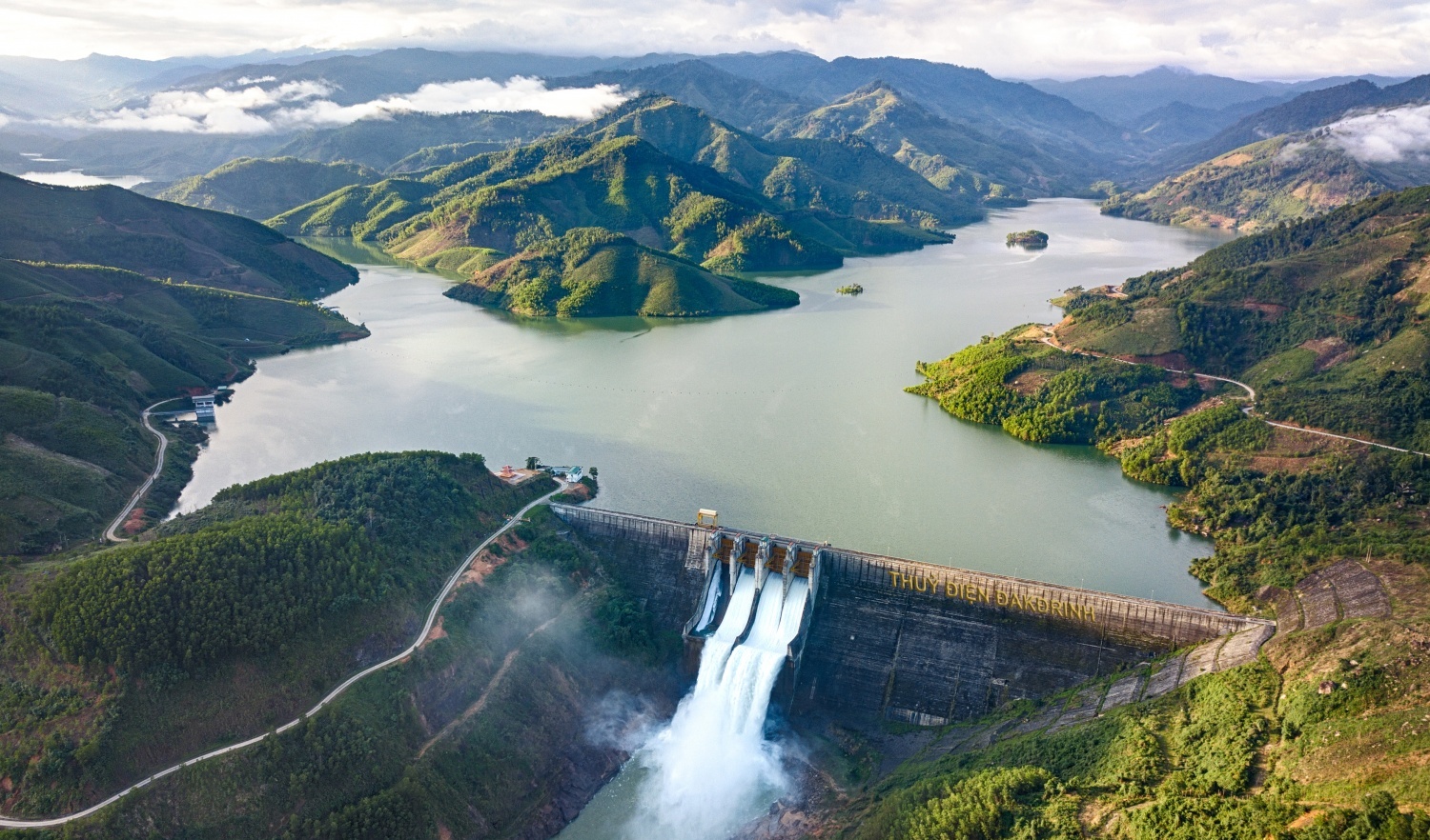 Thủy điện Đakđrinh xả tràn điều tiết hồ chứa để đảm bảo an toàn công trình và hạ du