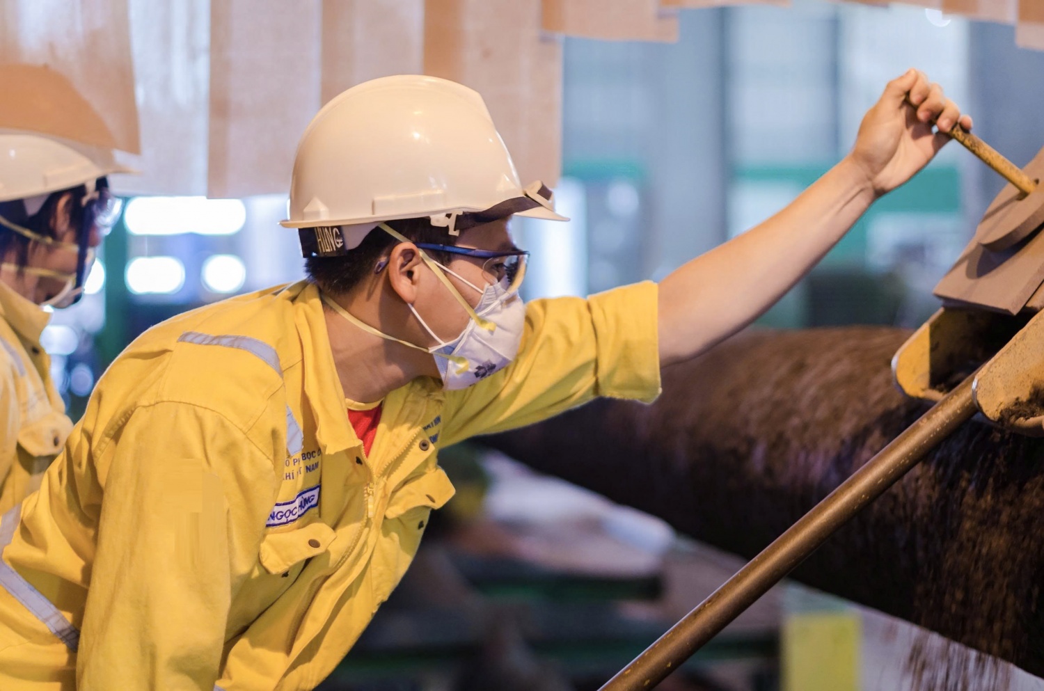 Nhân sự PV GAS COATING vận hành dây chuyền bọc ống cho các Dự án.