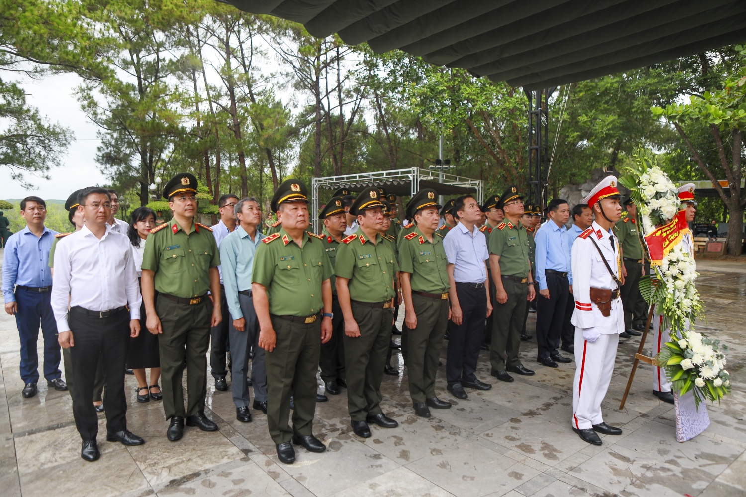 Đoàn công tác của Bộ Công an và Petrovietnam dâng hương, dâng hoa tại Nghĩa trang Liệt sỹ quốc gia Trường Sơn.