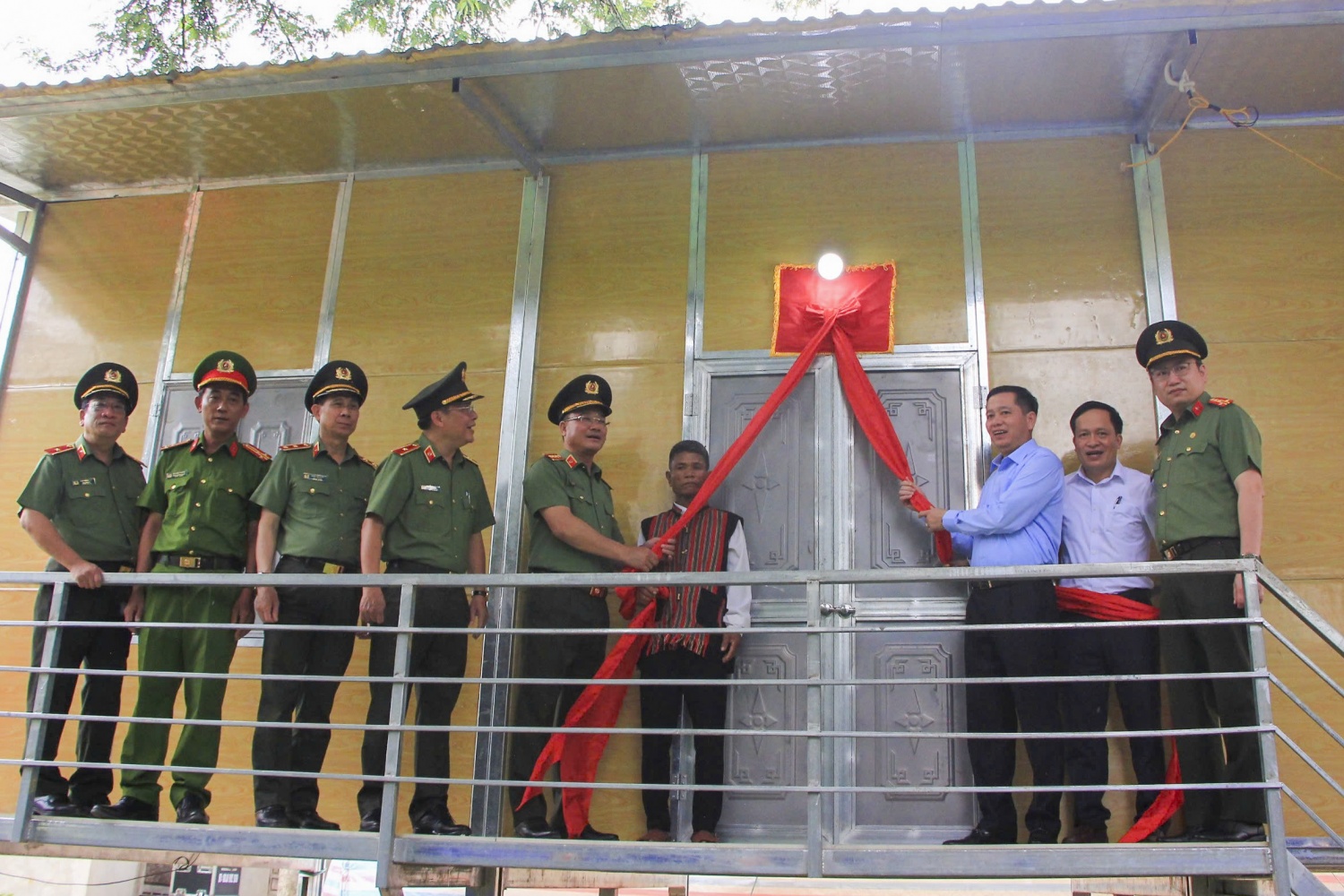 Các đại biểu thực hiện nghi thức khánh thành và bàn giao nhà mới cho hộ gia đình ông Hồ Văn Bôn, xã Đakrông, tỉnh Quảng Trị.