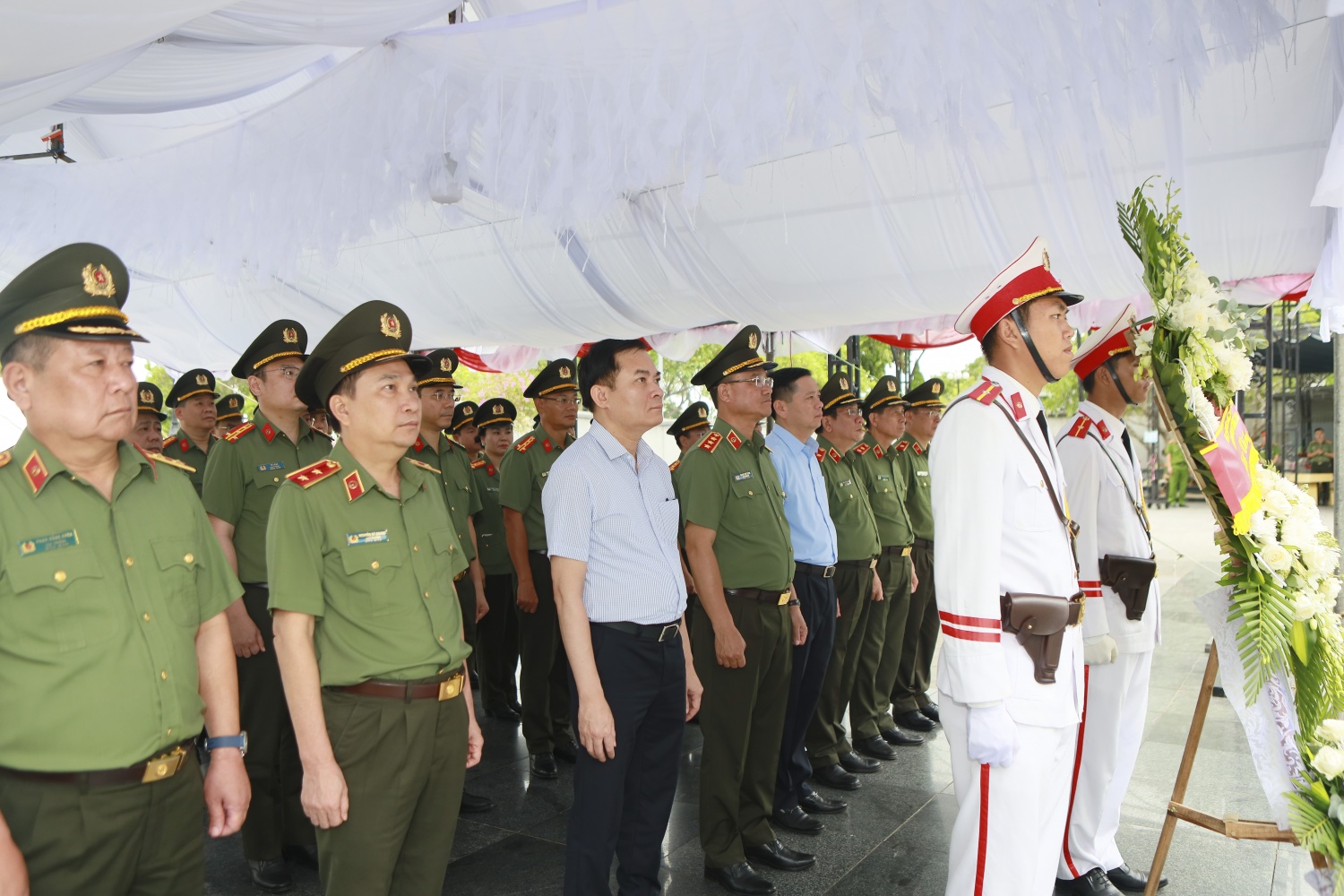 Đoàn công tác dâng hương tại Nghĩa trang Liệt sĩ Đường 9.