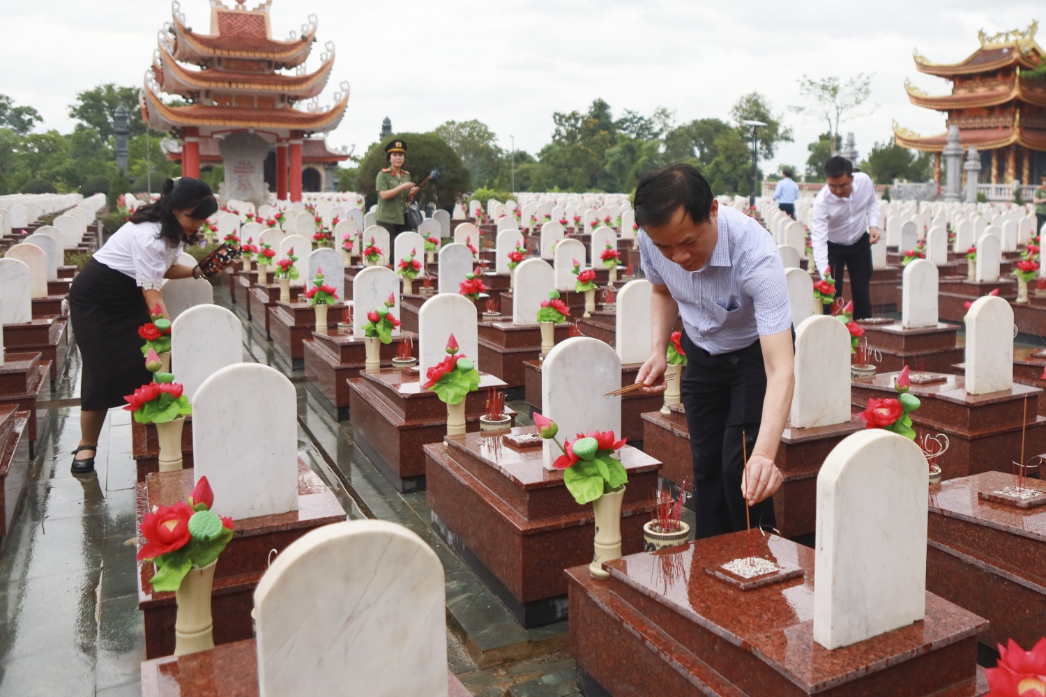 Tổng Giám đốc Petrovietnam Lê Ngọc Sơn và đại diện các Ban chuyên môn Tập đoàn thắp hương các anh hùng liệt sỹ tại Nghĩa trang Liệt sĩ Đường 9.