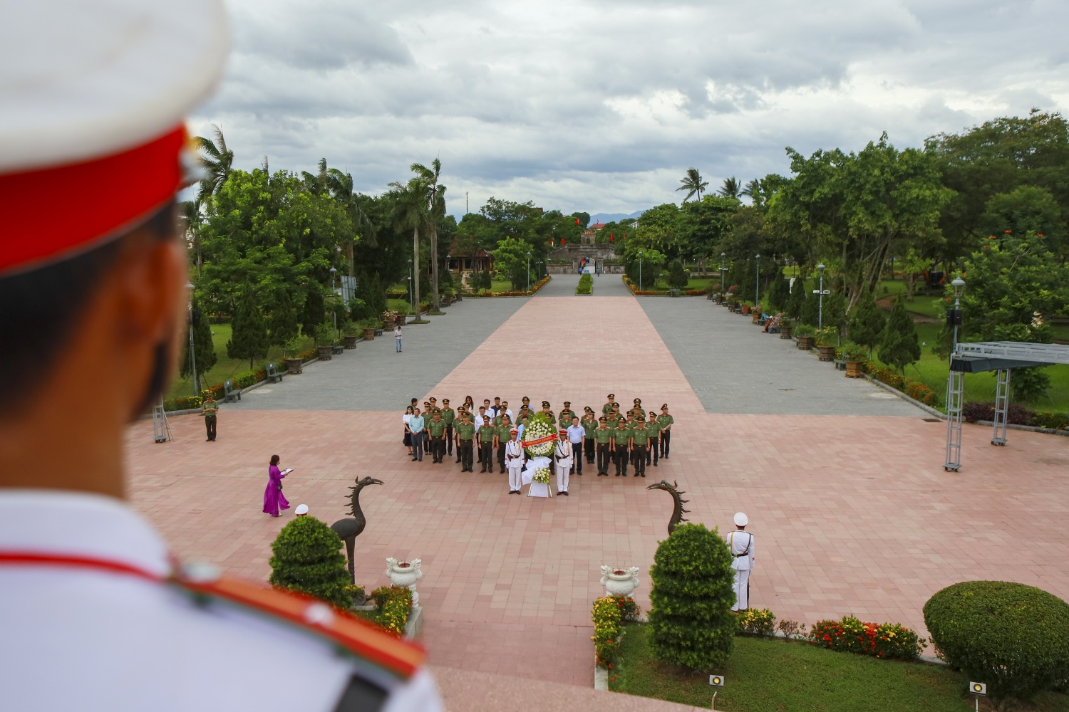 Đoàn công tác Bộ Công an và Petrovietnam dâng hương, dâng hoa tại Nghĩa trang Thành cổ Quảng Trị.