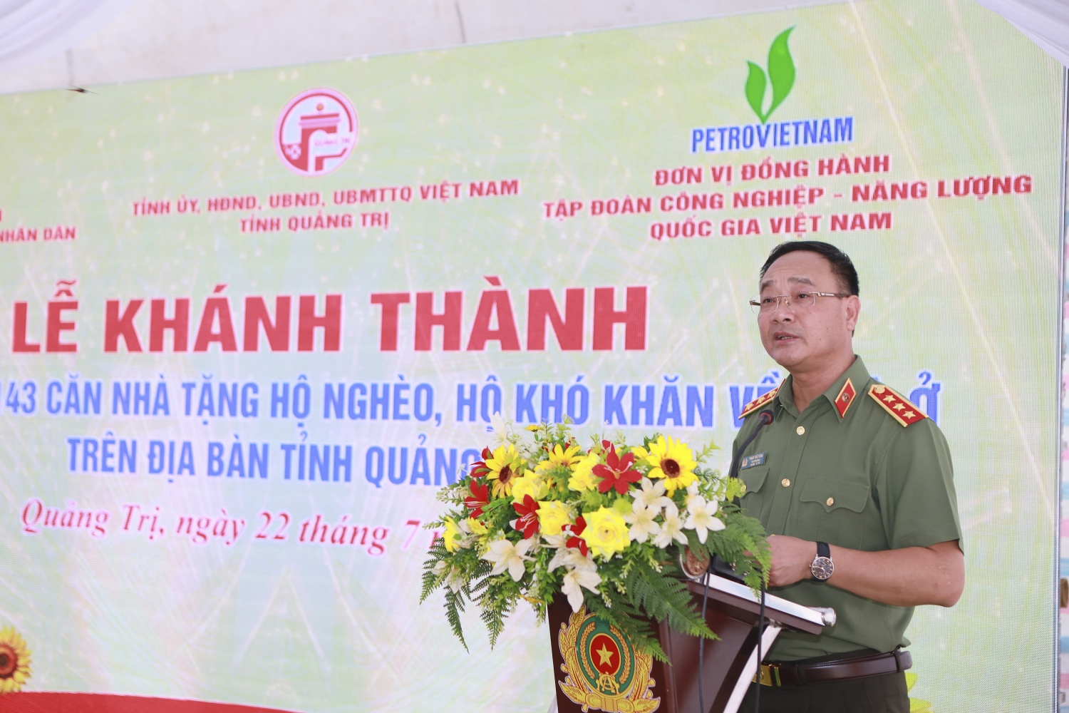 Thượng tướng Phạm Thế Tùng - Thứ trưởng Bộ Công an phát biểu tại Lễ khánh thành và giao nhà cho các hộ gia đình khó khăn của tỉnh Quảng Trị. Thượng tướng Phạm Thế Tùng biểu dương sự nỗ lực của hệ thống chính trị tỉnh Quảng Trị, sự đồng hành, hỗ trợ tích c