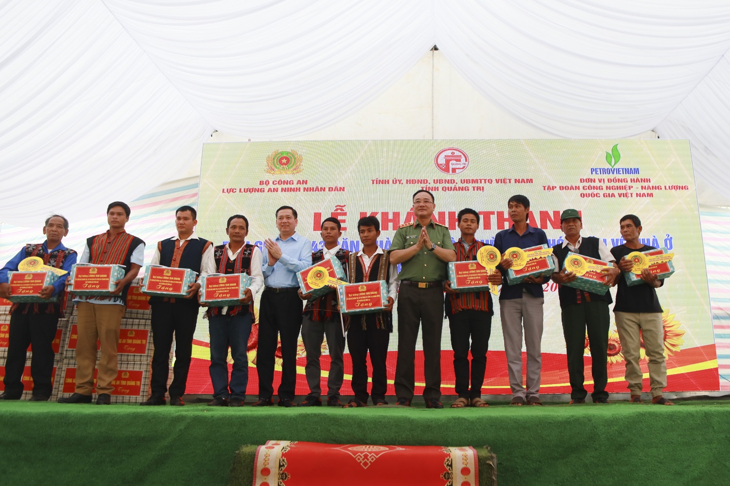 Ban tổ chức trao biểu trưng và quà tặng của Bộ trưởng Bộ Công an cho 20 hộ gia đình tiêu biểu thuộc diện gia đình khó khăn.