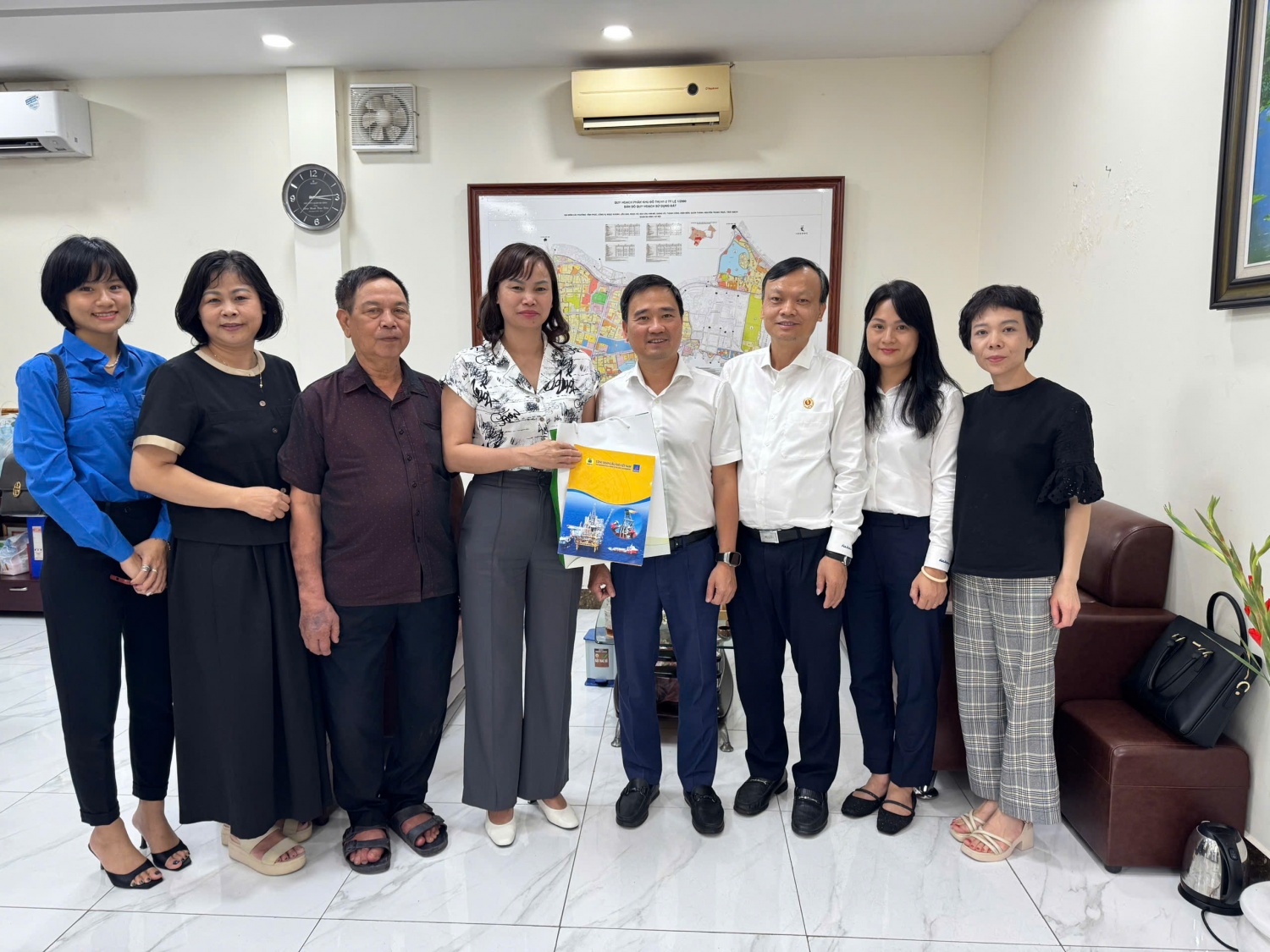 Petrovietnam thăm hỏi, tri ân Anh hùng LLVT La Văn Cầu và các nạn nhân chất độc da cam