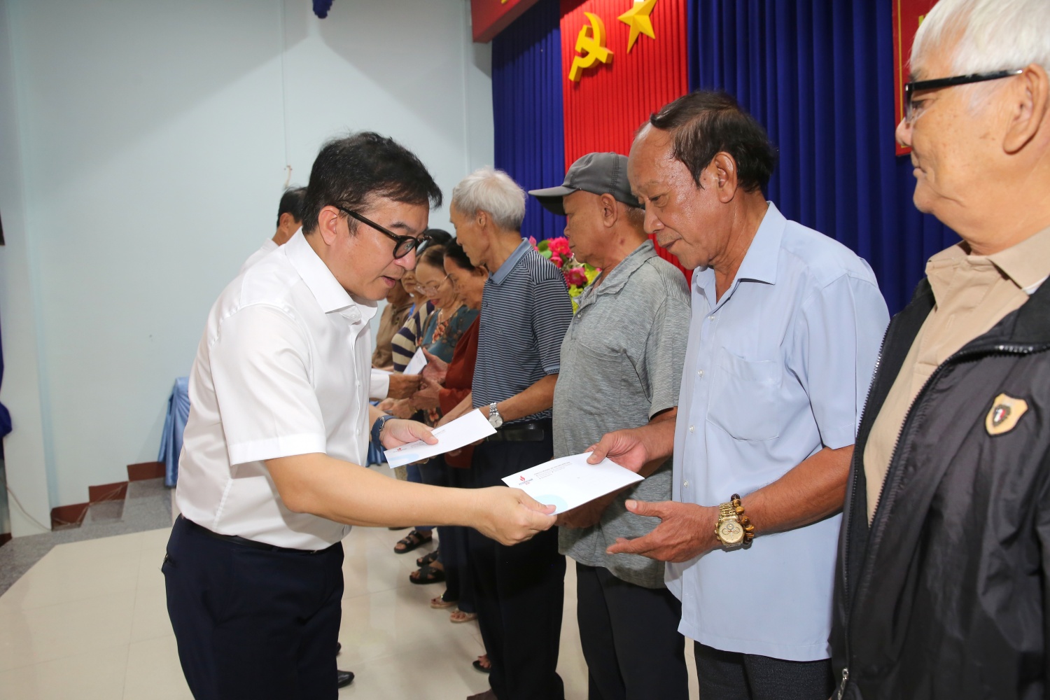 Tổng Giám đốc BSR Nguyễn Việt Thắng trao quà cho các thương bệnh binh  tại phường Nghĩa Lộ, tỉnh Quảng Ngãi