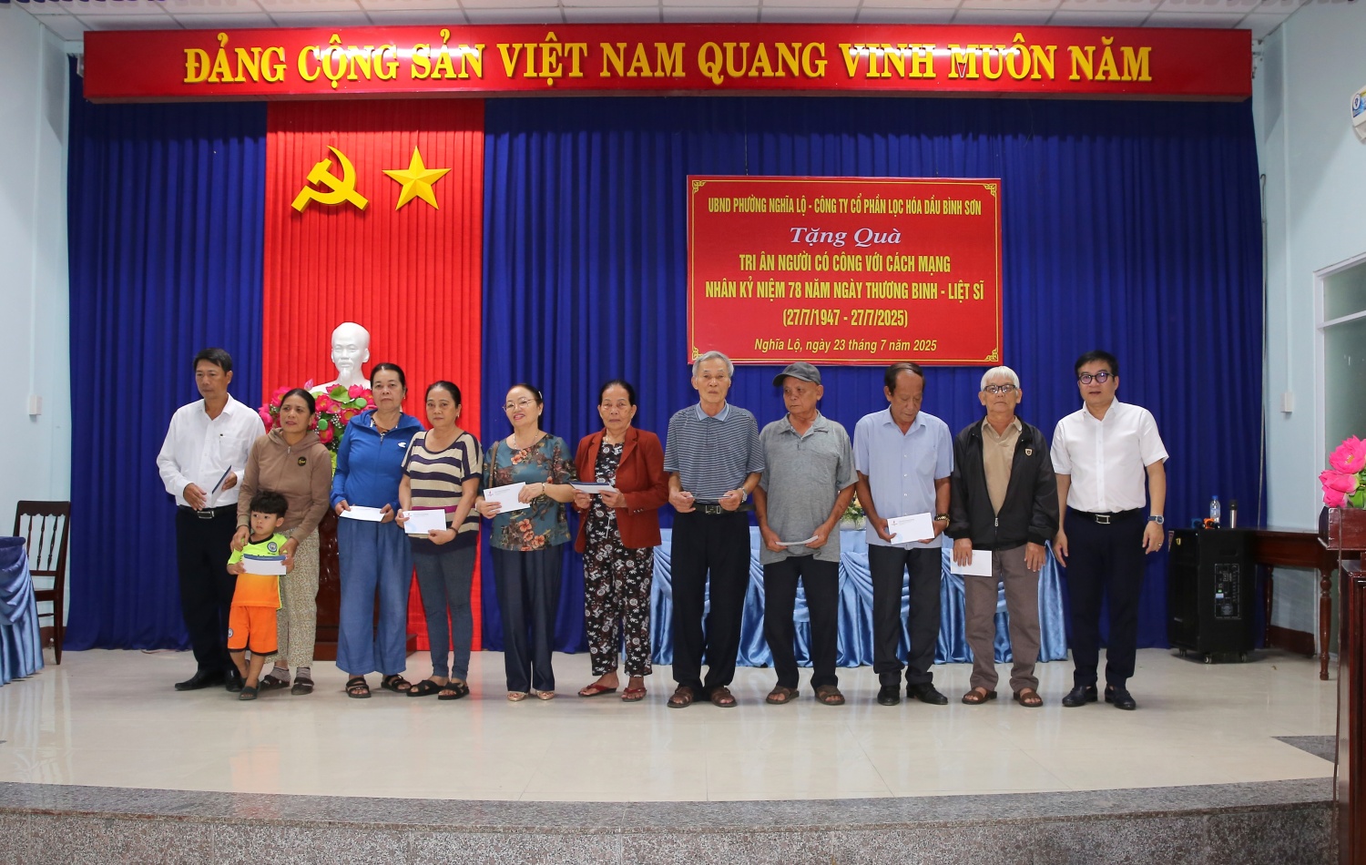 BSR trao quà tri ân nhân Kỷ niệm 78 năm Ngày Thương binh Liệt sĩ tại phường Nghĩa Lộ