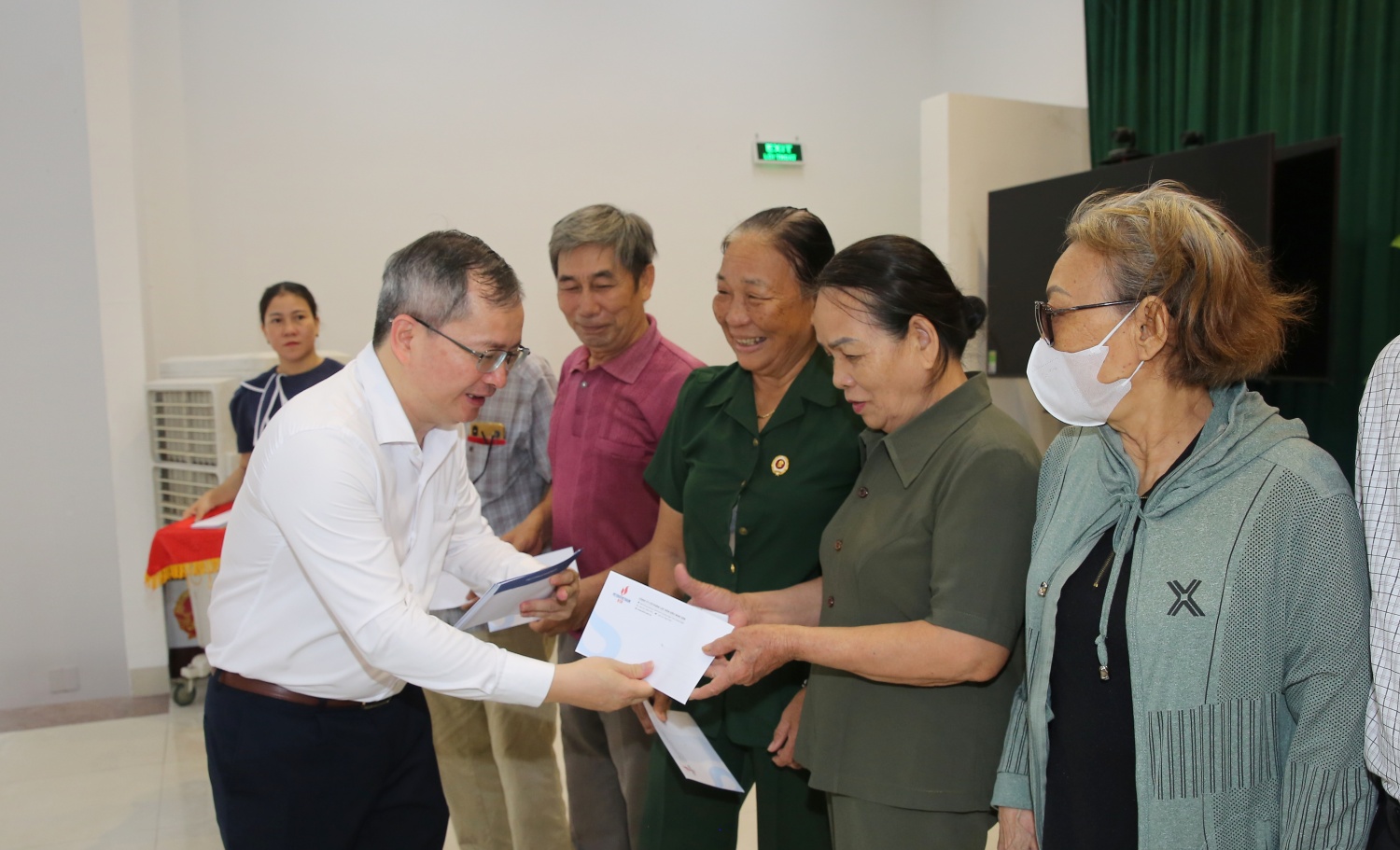 Ông Khương Lê Thành - Phó Bí thư Đảng ủy, Thành viên HĐQT BSR trao quà tại phường Trương Quang Trọng, tỉnh Quảng Ngãi