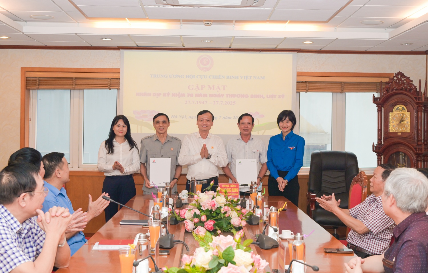 Hội CCB Petrovietnam thăm và tặng quà thương binh, con liệt sĩ tại Trung ương Hội CCB Việt Nam Hội CCB Petrovietnam thăm và tặng quà thương binh, con liệt sĩ tại Trung ương Hội CCB Việt Nam