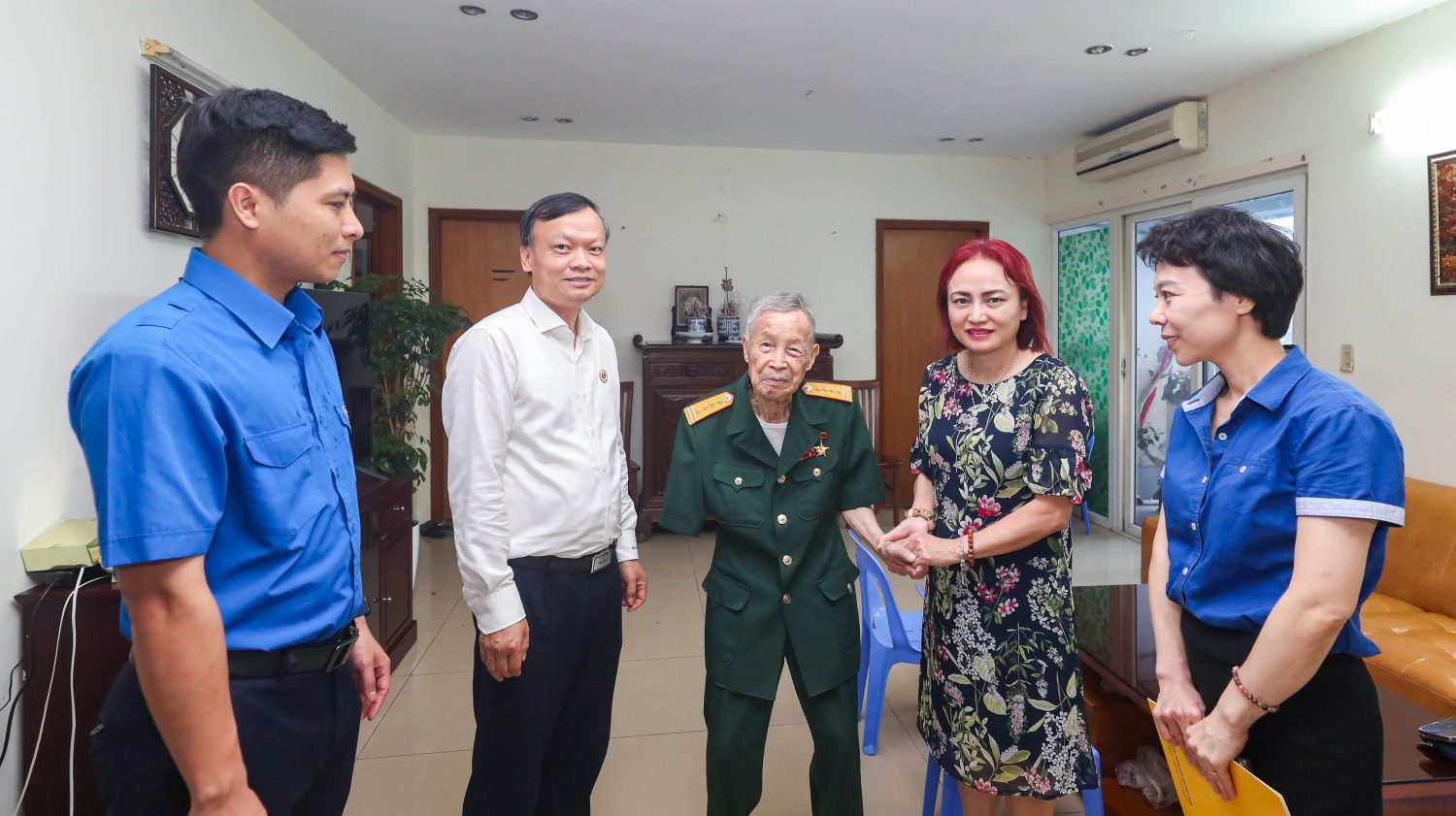 Đoàn công tác Petrovietnam bày tỏ sự cảm kích sâu sắc và lòng tri ân đối với những hy sinh, đóng góp to lớn của Anh hùng LLVT nhân dân La Văn Cầu vì sự nghiệp giải phóng dân tộc.