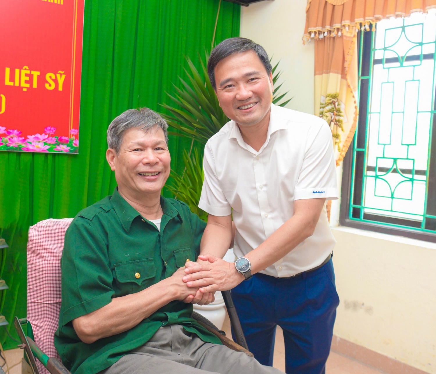 Đồng chí Vũ Anh Tuấn - Phó Chủ tịch Công đoàn Petrovietnam thăm hỏi, động viên các thương, bệnh binh hiện đang được chăm sóc tại Trung tâm điều dưỡng thương binh Thuận Thành, tỉnh Bắc Ninh.