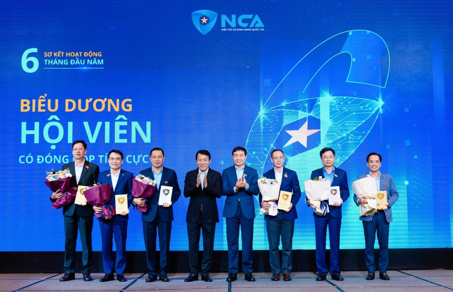Phó Tổng Giám đốc PV GAS – Huỳnh Quang Hải vinh dự được Chủ tịch Hiệp hội An ninh mạng quốc gia – Đại tướng Lương Tam Quang biểu dương tại Hội nghị. Phó Tổng Giám đốc PV GAS – Huỳnh Quang Hải vinh dự được Chủ tịch Hiệp hội An ninh mạng quốc gia – Đại tướng Lương Tam Quang biểu dương tại Hội nghị.