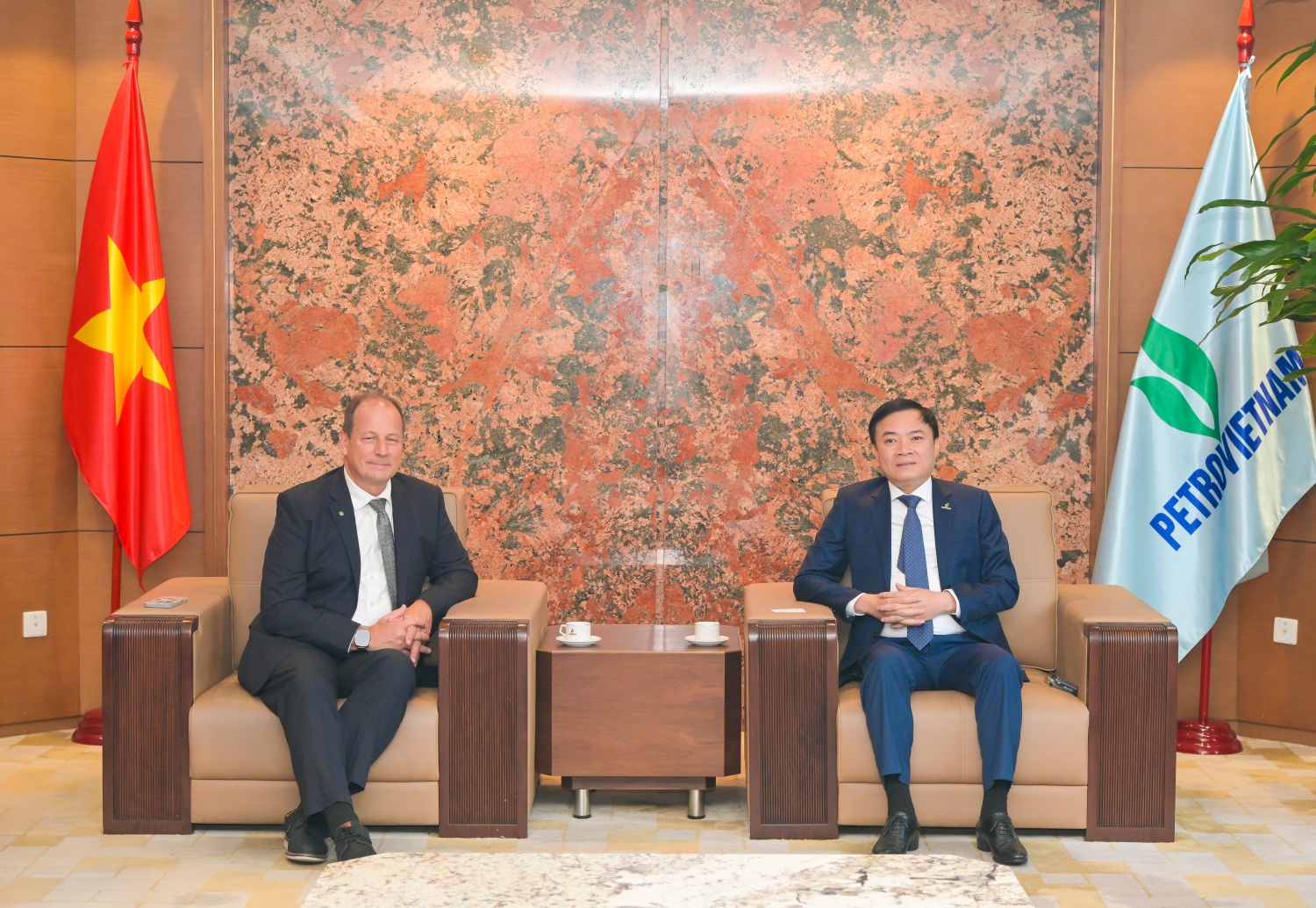  Tổng Giám đốc Petrovietnam Lê Ngọc Sơn trao đổi với ông Thomas Mitchell Little