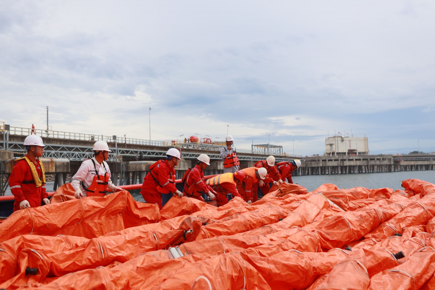 Diễn tập ứng phó tình huống khẩn cấp tại Cảng xuất sản phẩm NMLD Dung Quất
