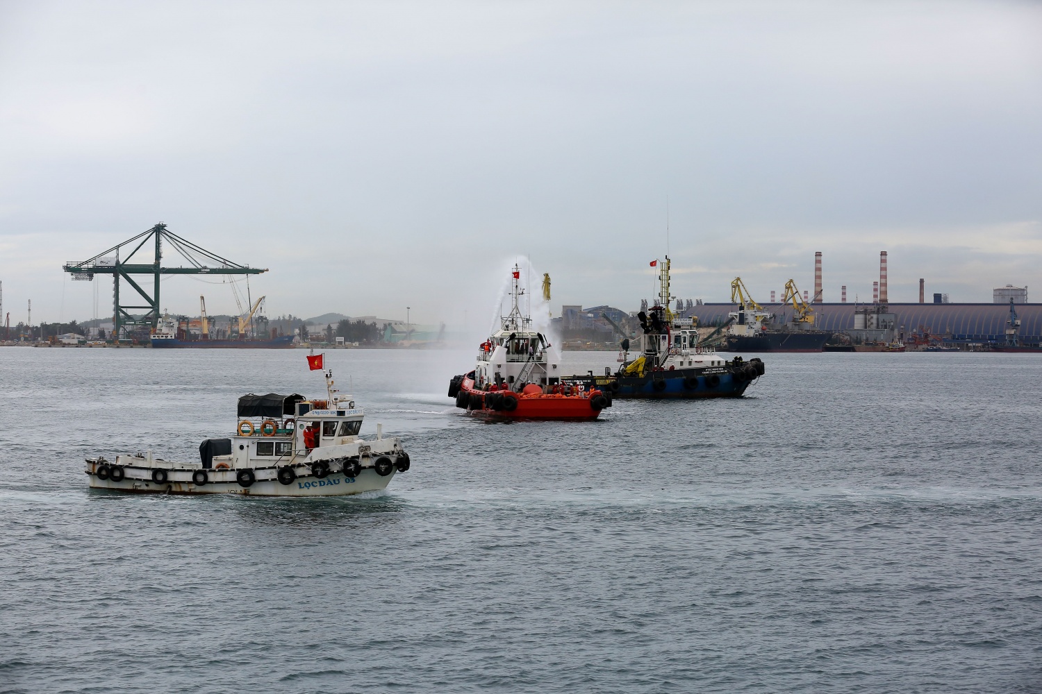 Diễn tập ứng phó tình huống khẩn cấp tại Cảng xuất sản phẩm NMLD Dung Quất