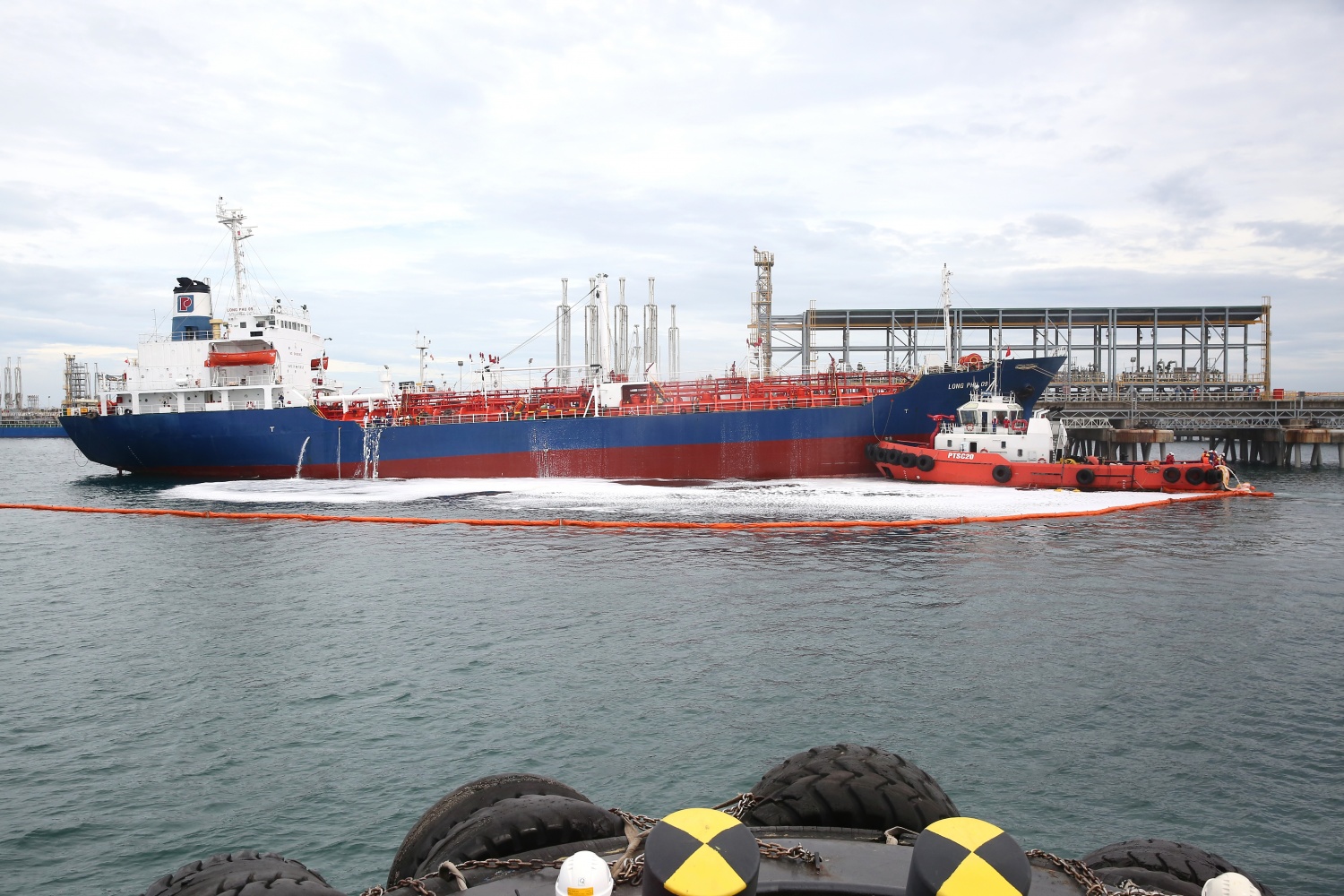 Diễn tập ứng phó tình huống khẩn cấp tại Cảng xuất sản phẩm NMLD Dung Quất