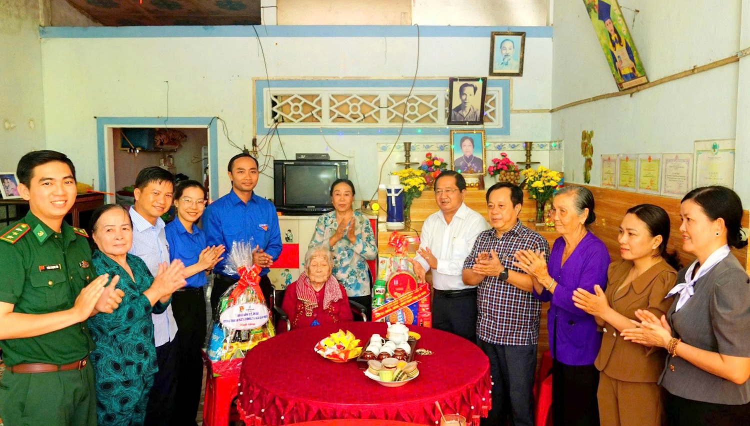 Đoàn viên thanh niên PV GAS CA MAU thăm nhà Mẹ Việt Nam Anh hùng Lý Thị Lễ tại ấp 10, xã Khánh Lâm