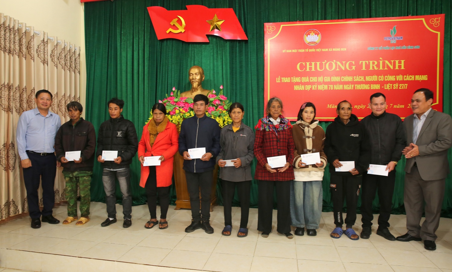 Chủ tịch HĐQT BSR Bùi Ngọc Dương (ngoài cùng bên trái) trao quà tri ân cho các thương bệnh binh, gia đình chính sách tại xã Măng Đen.