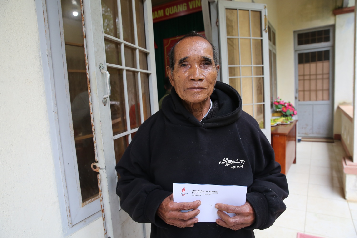 Cựu chiến binh A Dế xúc động khi nhận món quà của Công ty BSR.