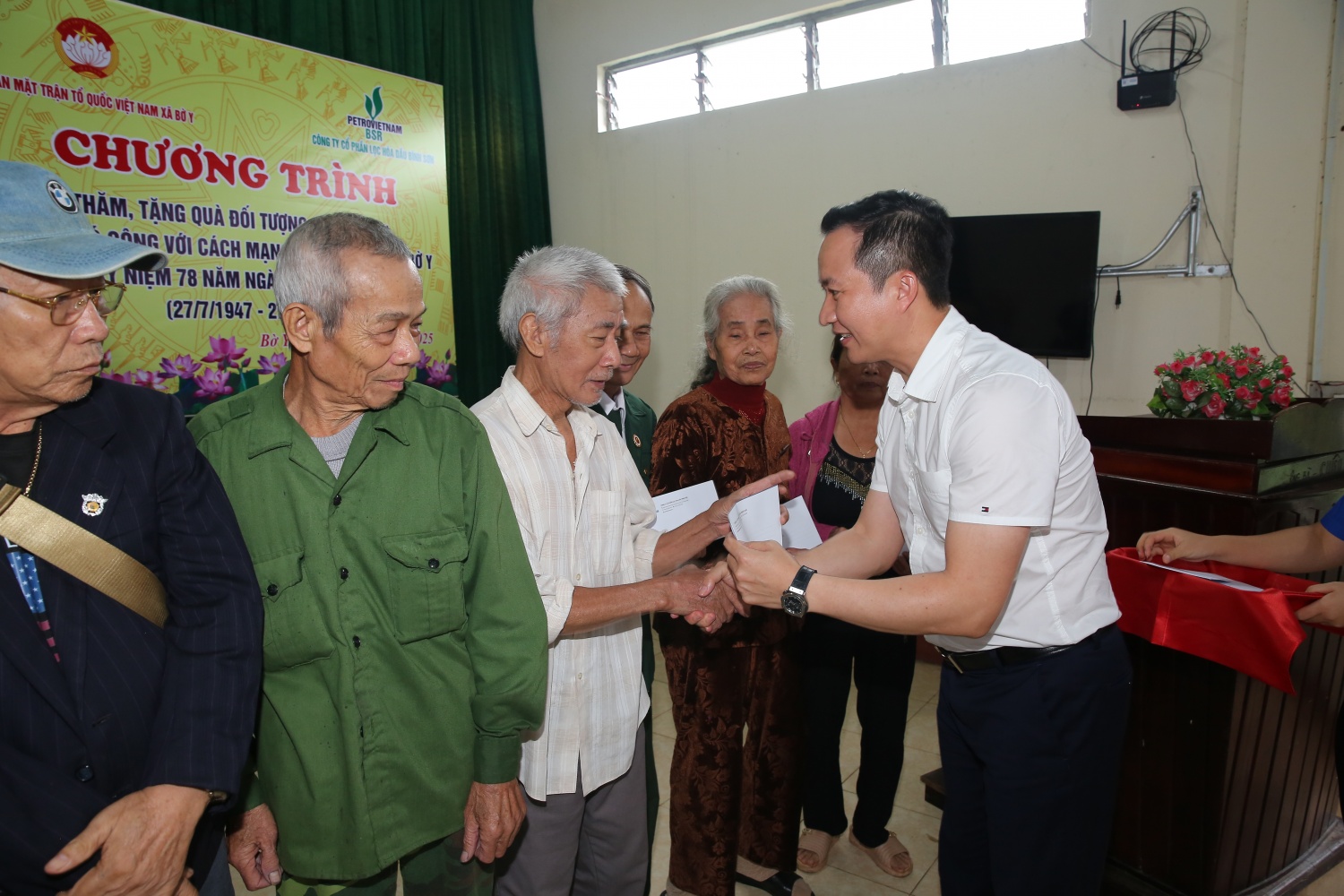 Phó Tổng Giám đốc BSR Phạm Minh Nghĩa trao quà cho cựu chiến binh Nguyễn Văn Tạo, xã Bờ Y.