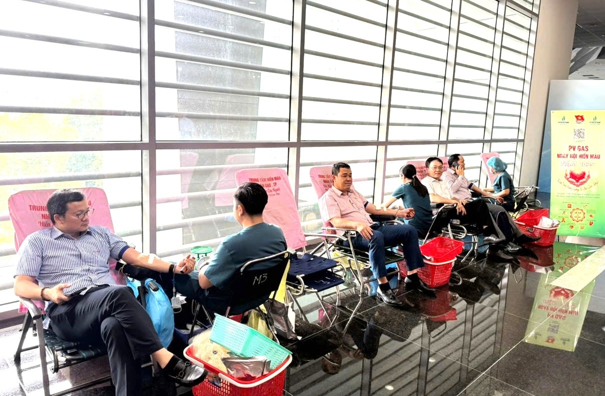 Không khí nghiêm túc, ấm áp tại khu vực hiến máu – nơi những giọt máu nghĩa tình được trao đi để nối dài sự sống