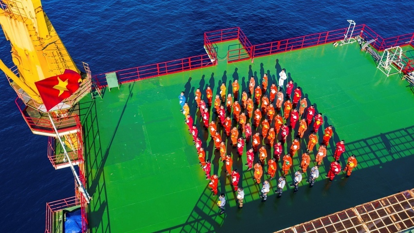 Người lao động Petrovietnam chào cờ trên vùng mỏ Bạch Hổ
