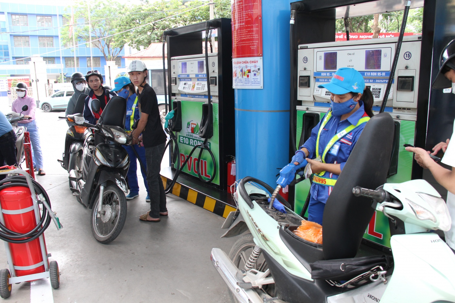Người dân bắt đầu làm quen với xăng E10