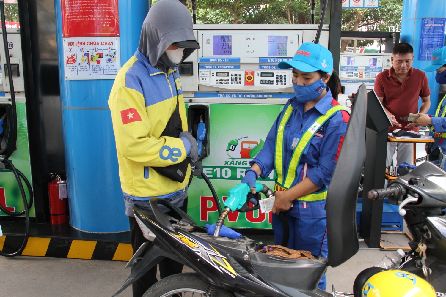 Người dân bắt đầu làm quen với xăng E10