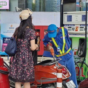 Người dân bắt đầu làm quen với xăng E10