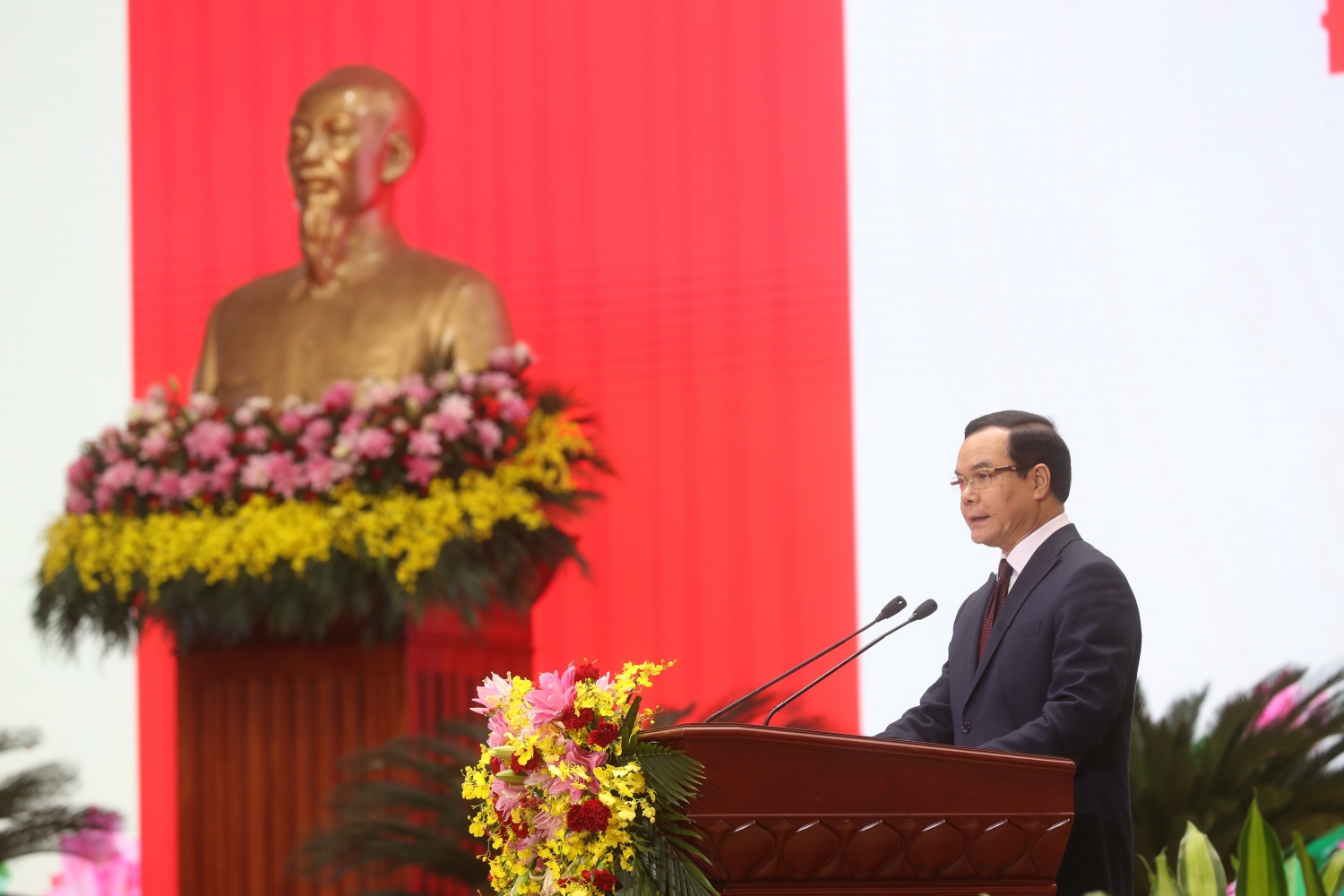 Đồng chí Nguyễn Đình Khang, UV BCH TW Đảng, Phó Chủ tịch UBTWMTTQVN, Chủ tịch TLĐLĐVN đánh giá cao phong trào thi đua yêu nước tại Petrovietnam trong thời gian qua