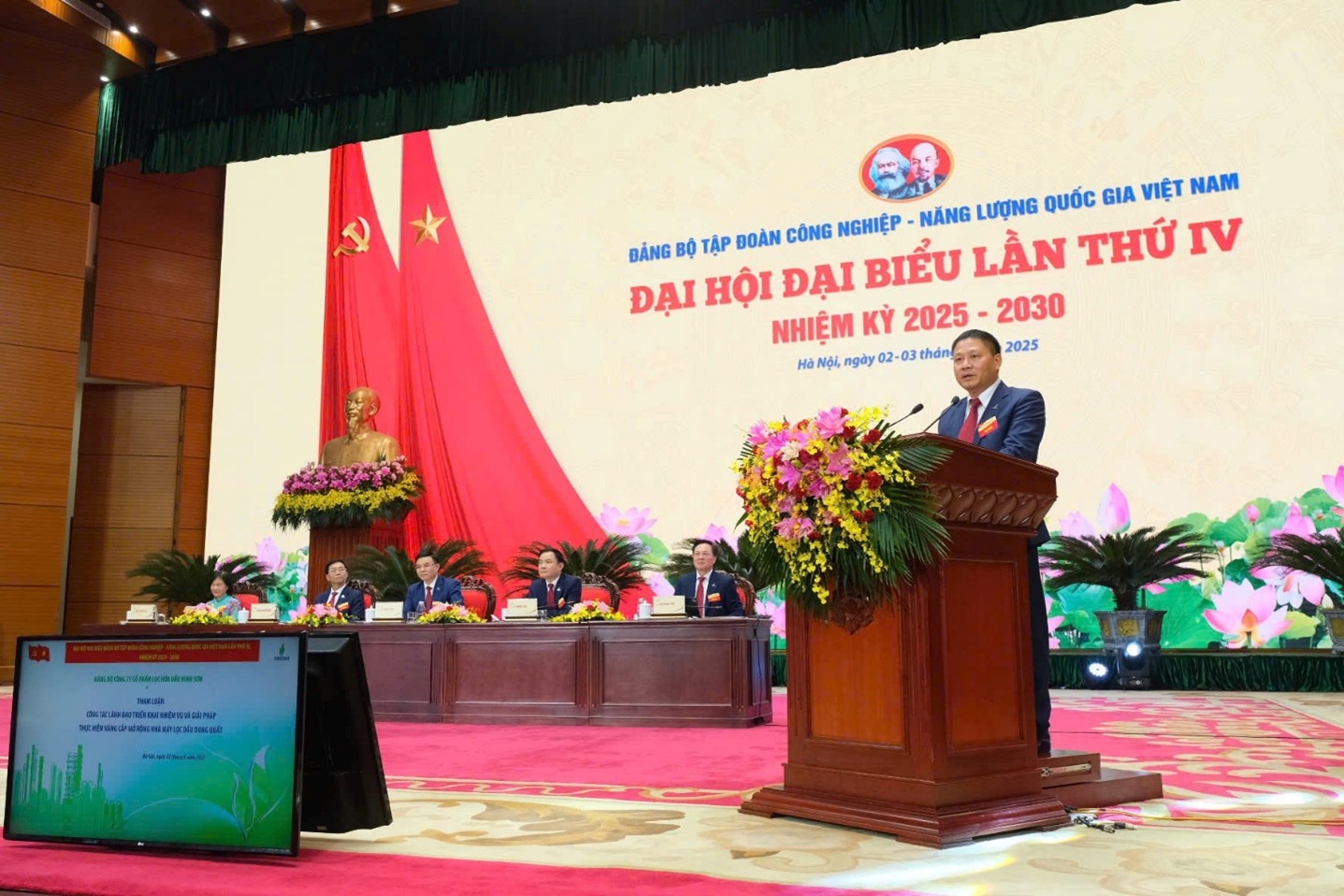 Đồng chí Bùi Ngọc Dương - Bí thư Đảng ủy, Chủ tịch HĐQT BSR trình bày tham luận quan trọng về vai trò lãnh đạo của Đảng bộ trong triển khai Dự án nâng cấp, mở rộng Nhà máy Lọc dầu Dung Quất.