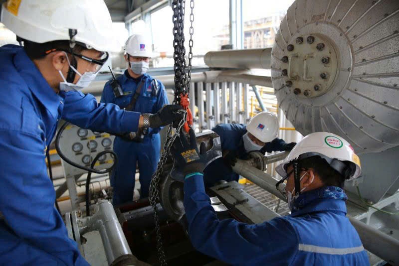 Người lao động BSR thực hiện công tác bảo dưỡng sửa chữa