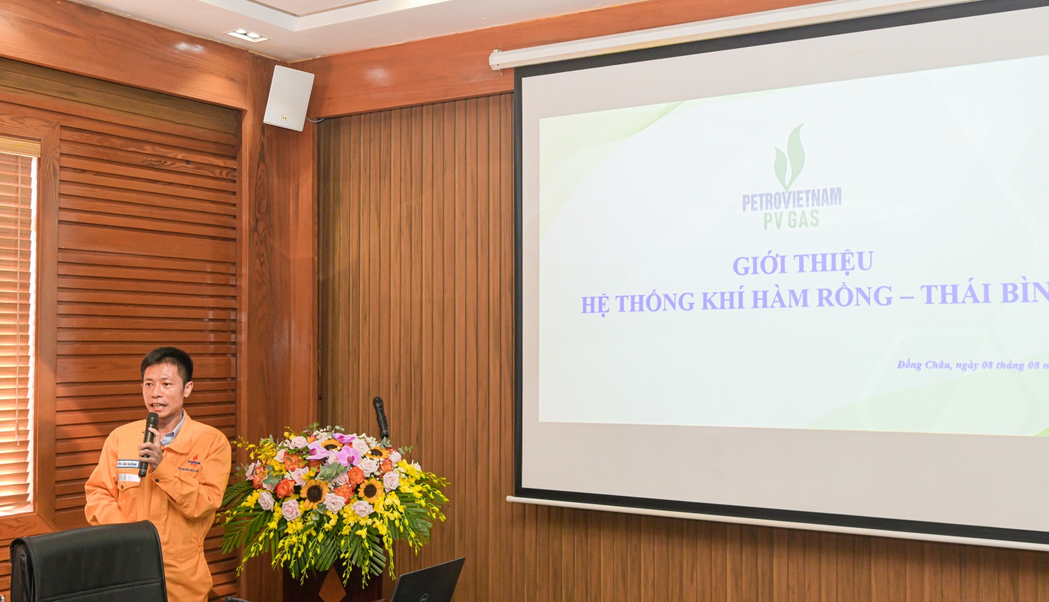 Lãnh đạo Petrovietnam và PV GAS khảo sát hoạt động và trồng cây lưu niệm tại Trung tâm Phân phối khí Tiền Hải