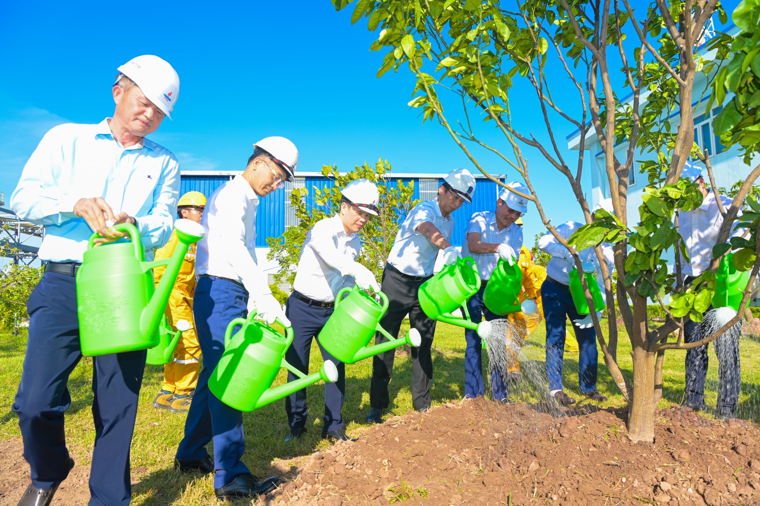 Lãnh đạo Petrovietnam và PV GAS khảo sát hoạt động và trồng cây lưu niệm tại Trung tâm Phân phối khí Tiền Hải