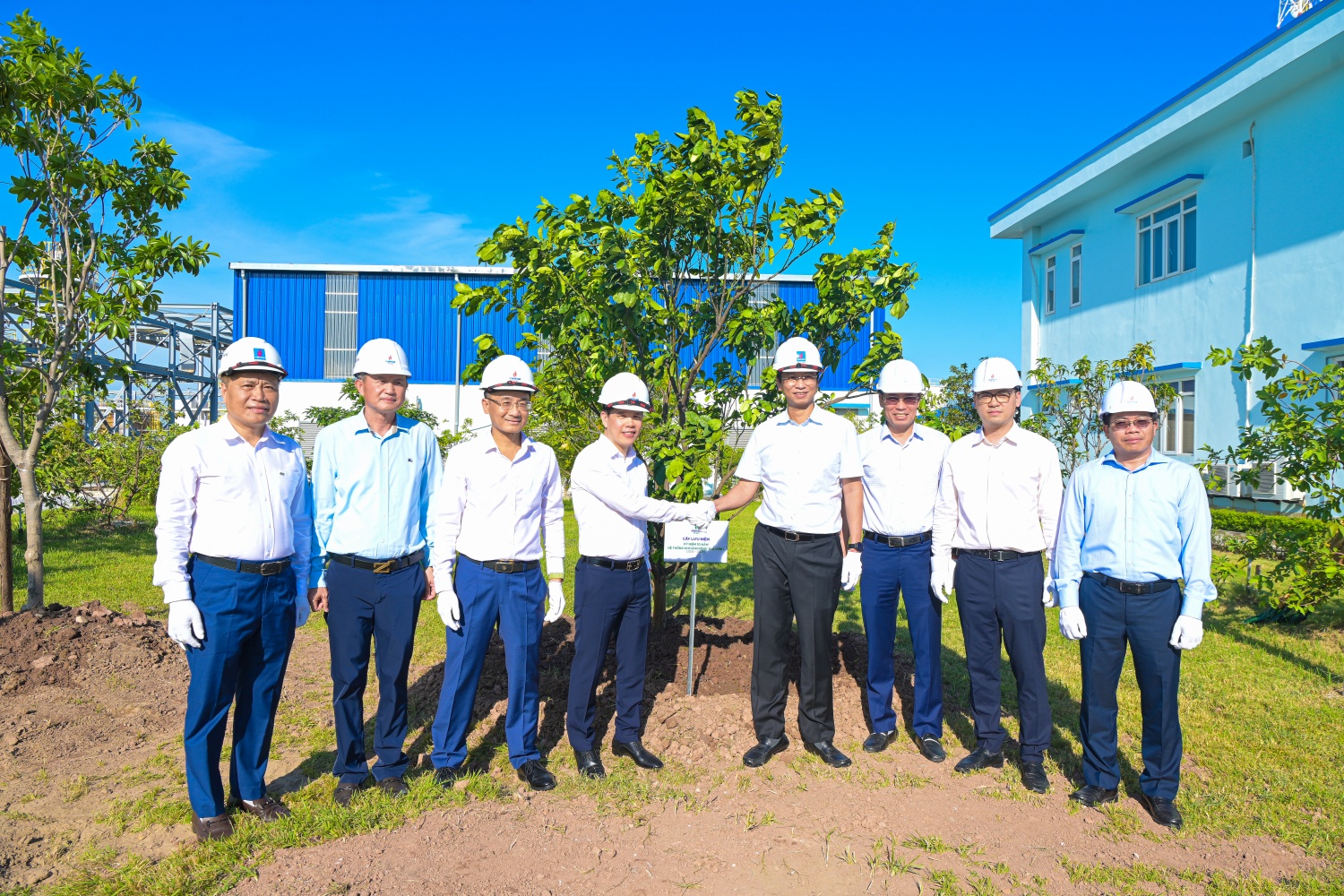 Lãnh đạo Petrovietnam và PV GAS khảo sát hoạt động và trồng cây lưu niệm tại Trung tâm Phân phối khí Tiền Hải