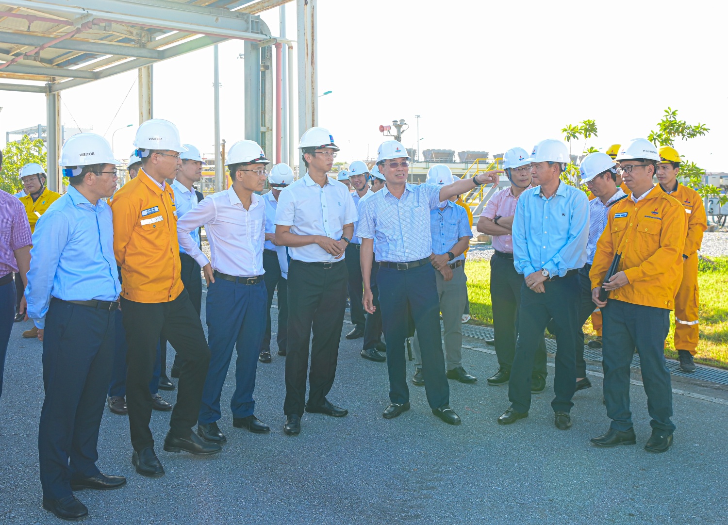 Lãnh đạo Petrovietnam và PV GAS khảo sát hoạt động và trồng cây lưu niệm tại Trung tâm Phân phối khí Tiền Hải