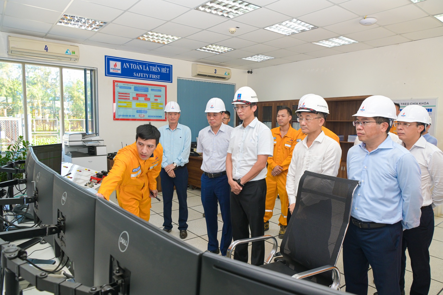 Lãnh đạo Petrovietnam và PV GAS khảo sát hoạt động và trồng cây lưu niệm tại Trung tâm Phân phối khí Tiền Hải