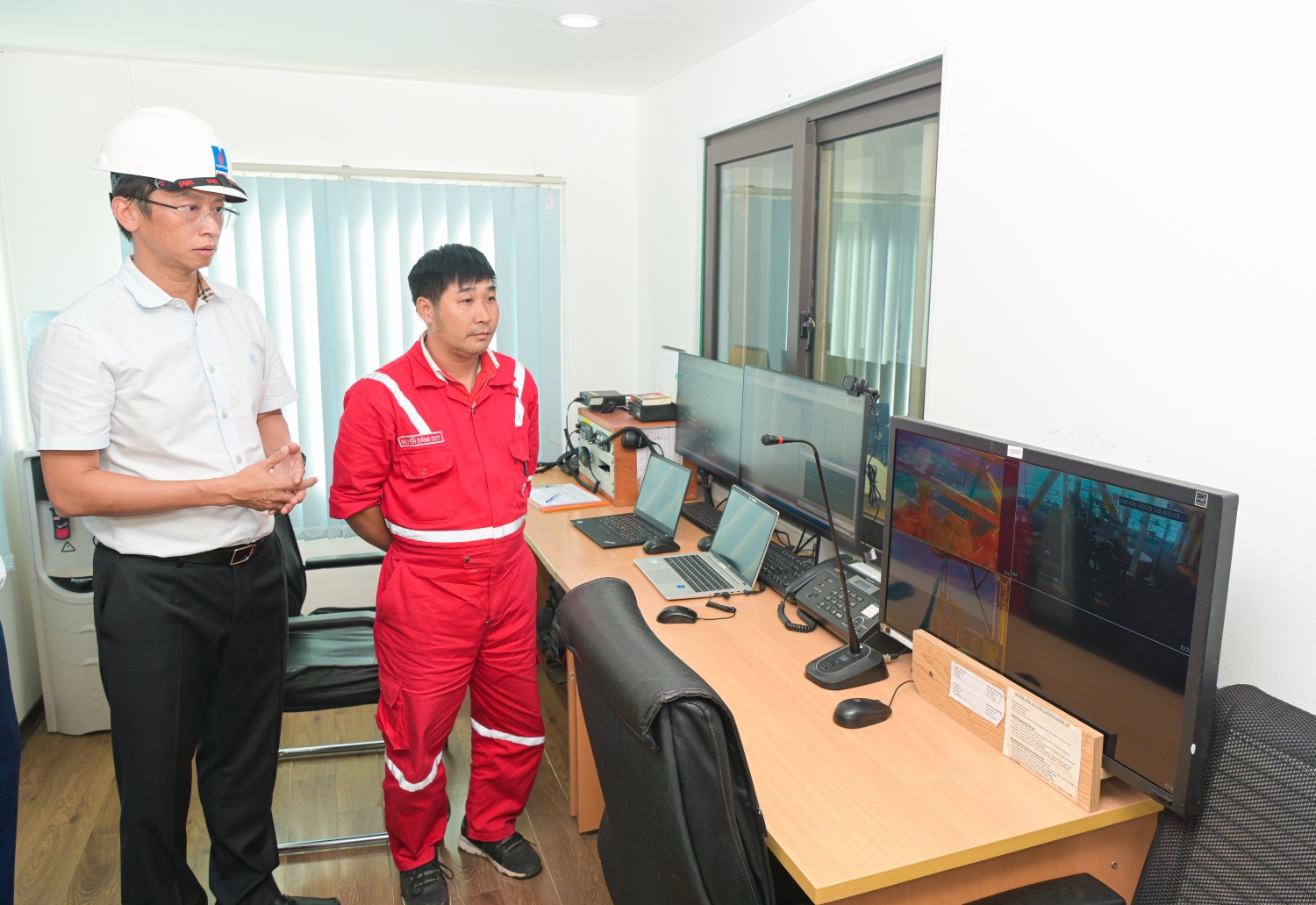 Lãnh đạo Petrovietnam và PV GAS khảo sát hoạt động và trồng cây lưu niệm tại Trung tâm Phân phối khí Tiền Hải