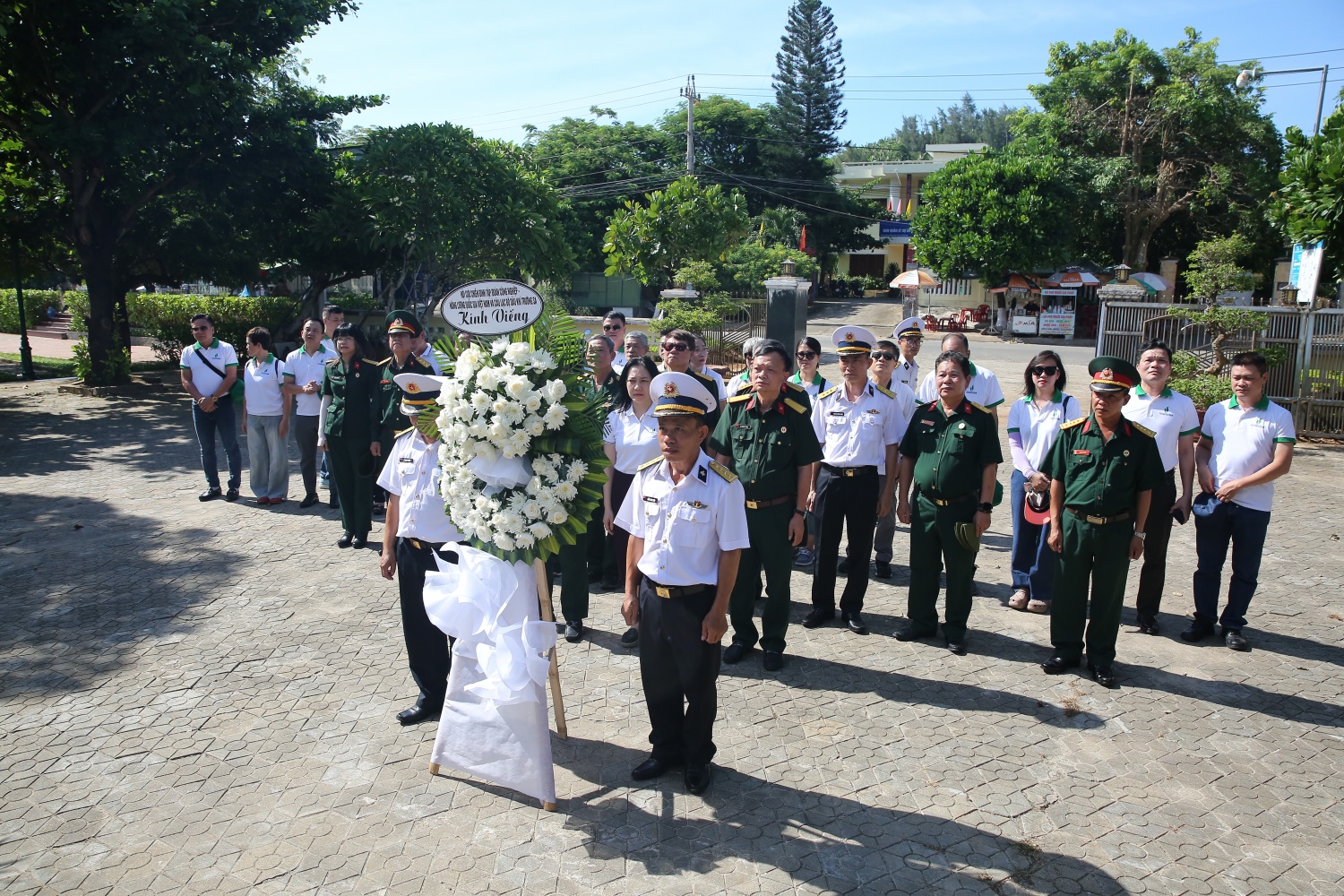 Đoàn Hội CCB Petrovietnam và CLB Dầu khí Trường Sa dâng hương tại Tượng đài Hoàng Sa.