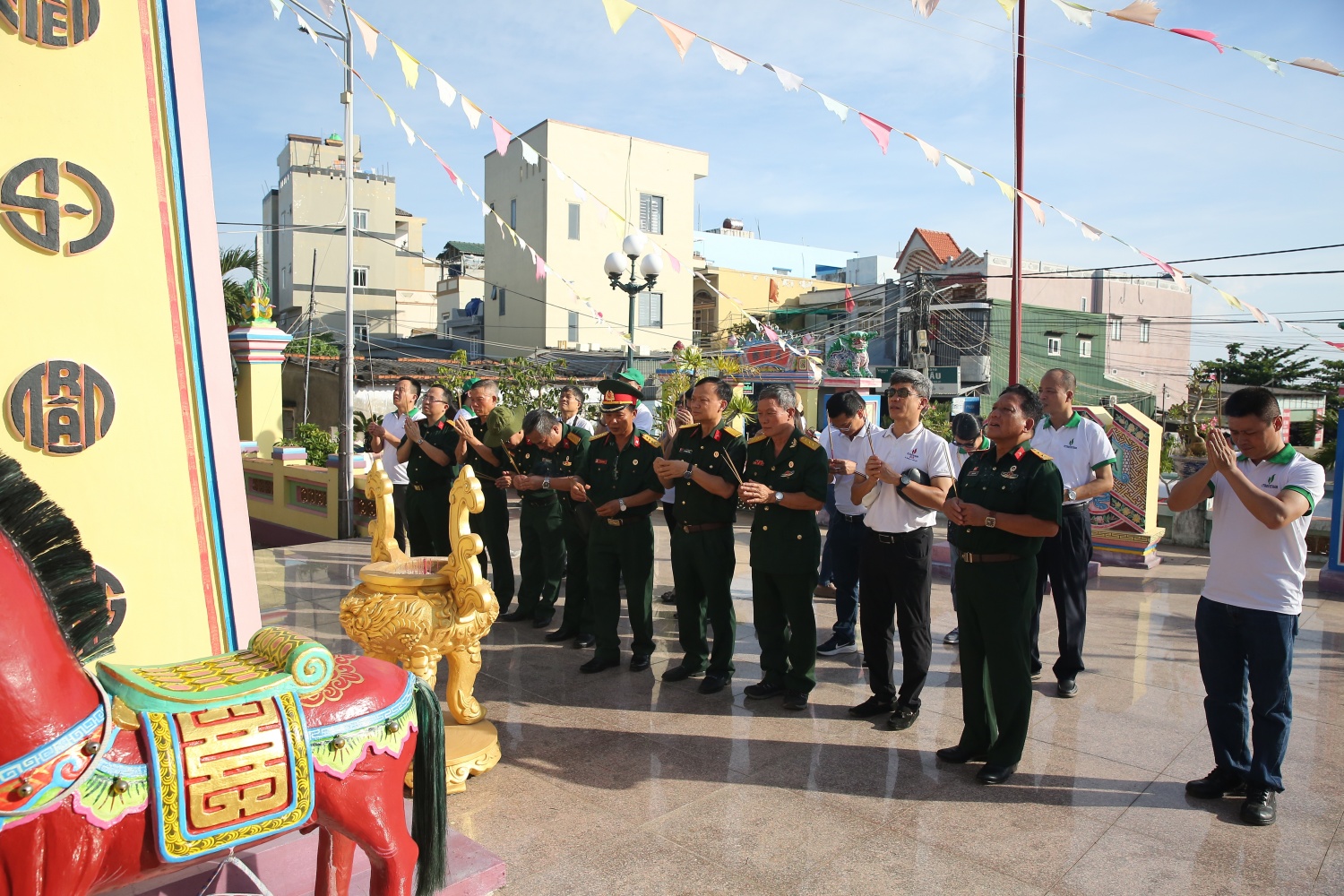 Dâng hương tại Âm Linh tự - Di tích quốc gia.