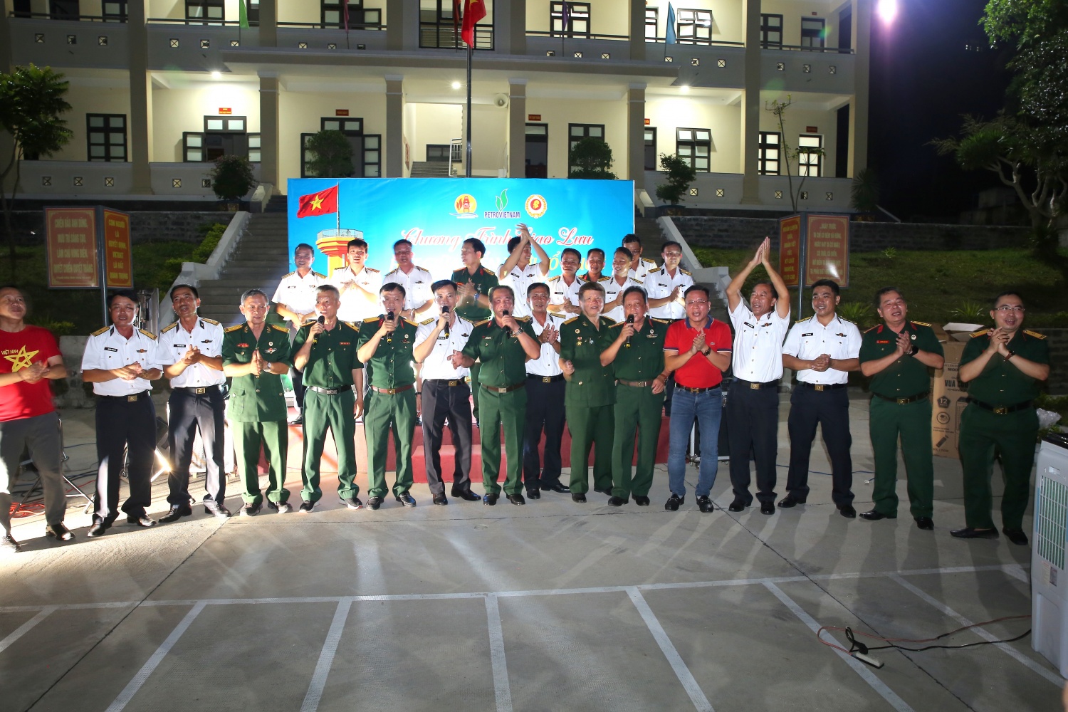 Đoàn chụp ảnh lưu niệm, giao lưu văn nghệ với cán bộ, chiến sĩ Trạm Ra da 550 - Trung đoàn 351, Vùng 3 Hải quân.