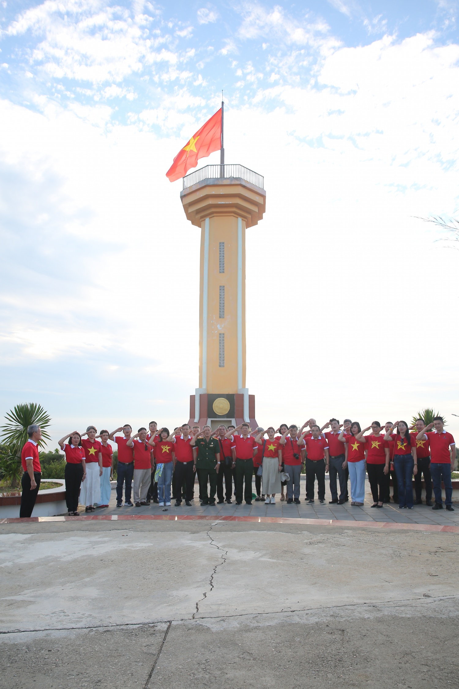 Đoàn đón bình minh vào thực hiện nghi thức chào cờ, hát Quốc ca trên đỉnh Cột cờ Lý Sơn.