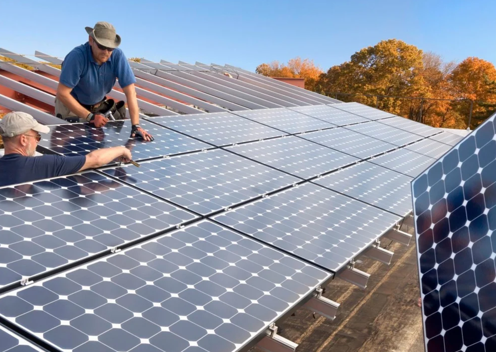 Mỹ chấm dứt chương trình trợ cấp điện mặt trời áp mái cho hàng trăm nghìn hộ nghèo