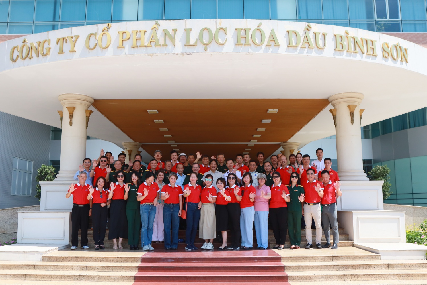 Các đồng chí tham dự chương trình tham quan và làm việc tại NMLD Dung Quất.